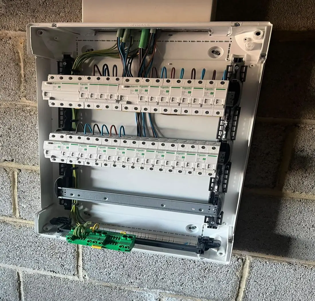 Tableau électrique neuf avec câblage organisé